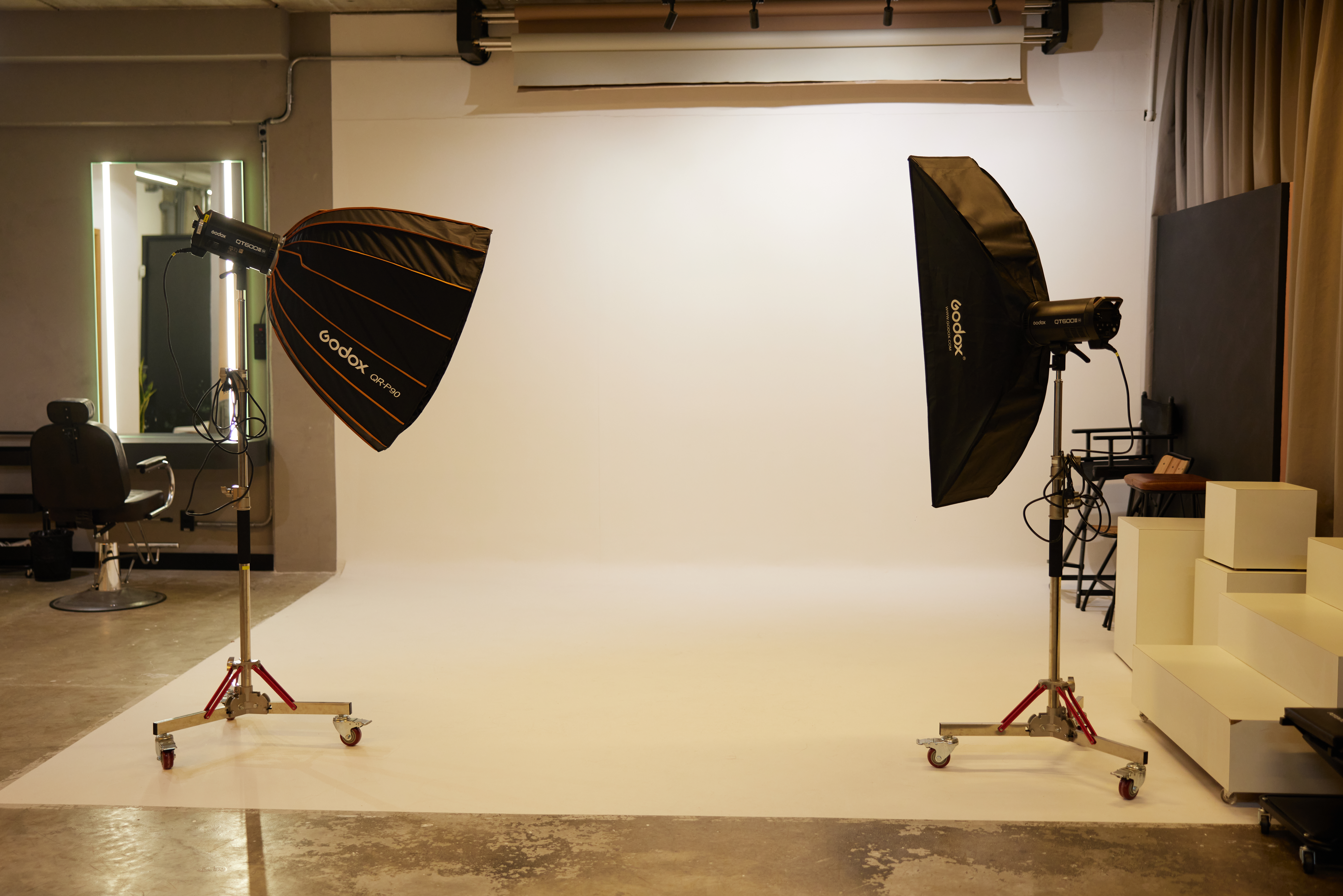 Ciclorama branco com softboxes Godox profissionais montados