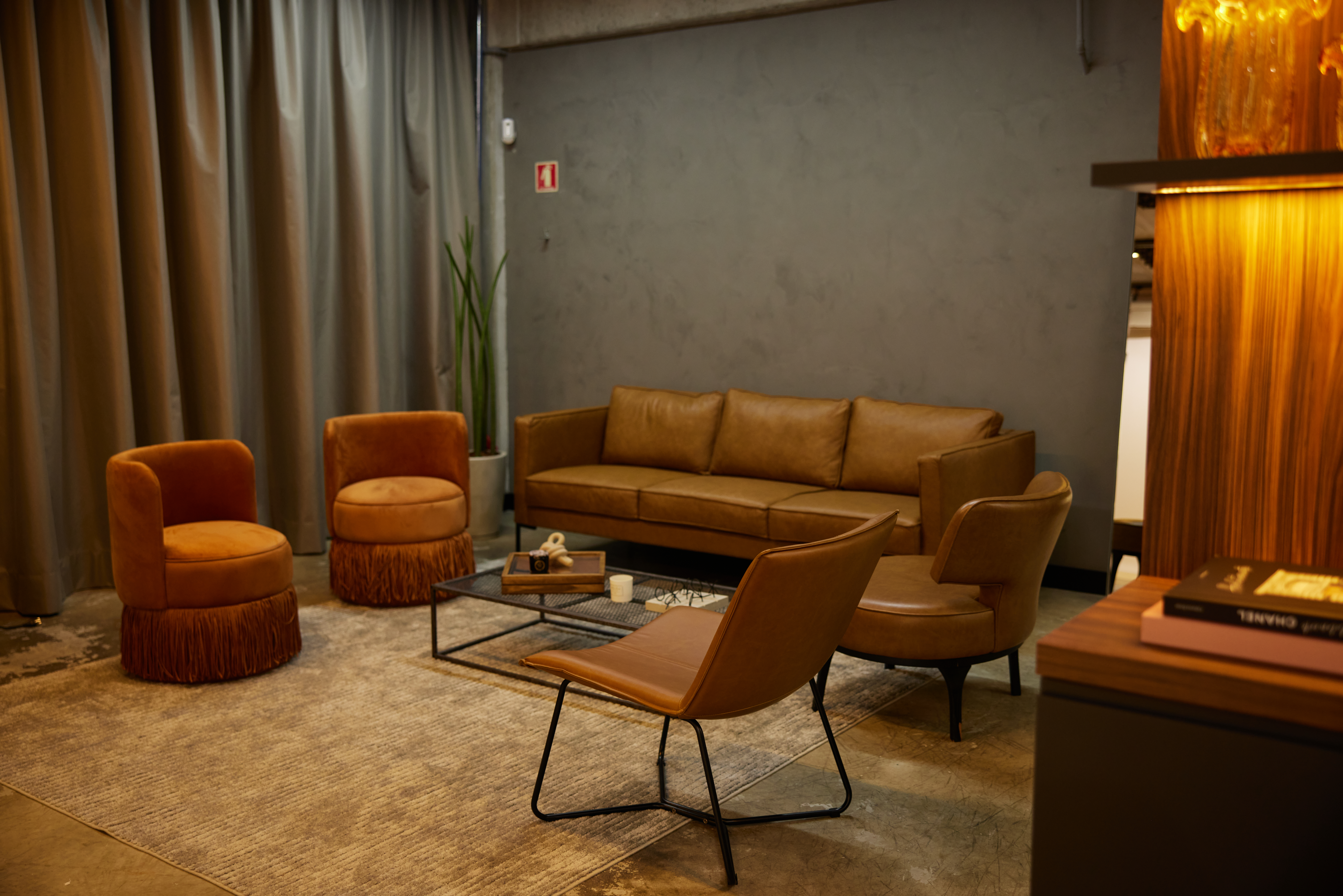 Lounge com sofá e poltronas de couro para recepção dos clientes